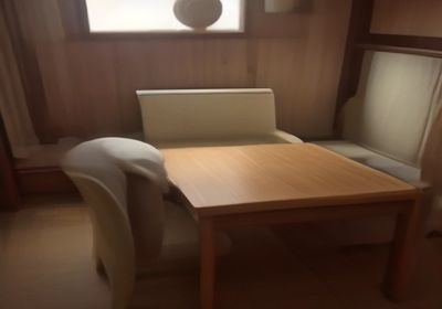 网络文学平台内容审核流程示意图，电脑屏幕显示审核界面，办公室环境